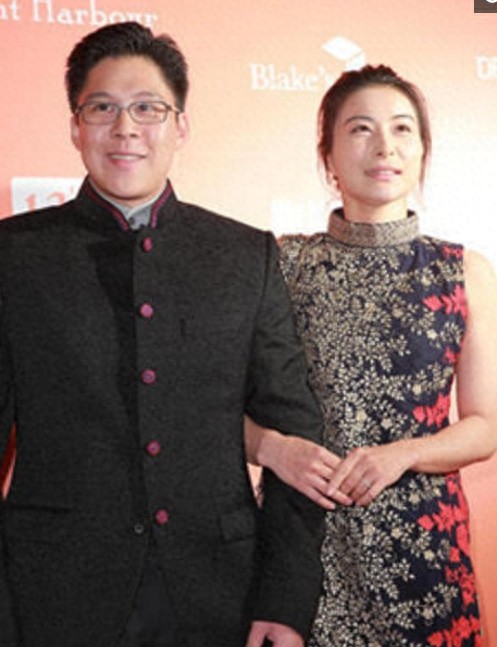 郭晶晶与老公霍启刚出席晚宴 嘟嘴卖萌心情好，大方任拍秀恩爱