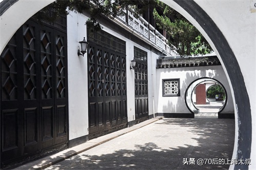 桂林公园，位于上海徐汇区，园内遍植20多种桂花树，又名黄家花园