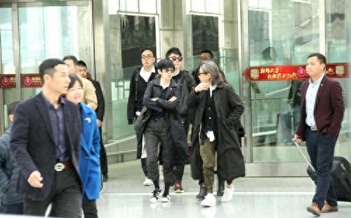 51岁的吴君如和54岁的老公陈可辛近照