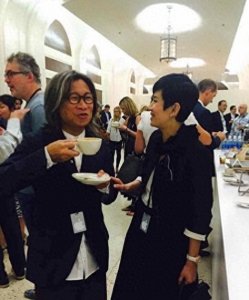 ​51岁的吴君如和54岁的老公陈可辛近照