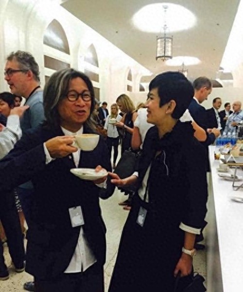 51岁的吴君如和54岁的老公陈可辛近照