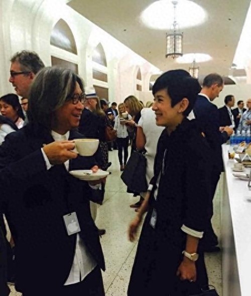 51岁的吴君如和54岁的老公陈可辛近照