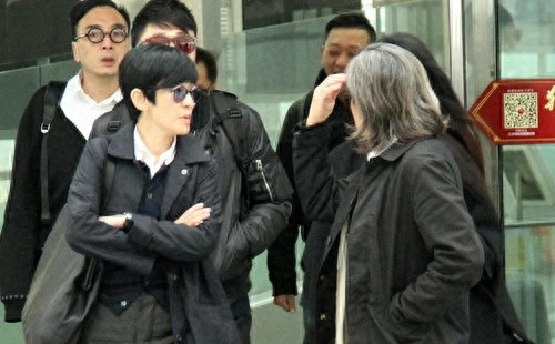 51岁的吴君如和54岁的老公陈可辛近照