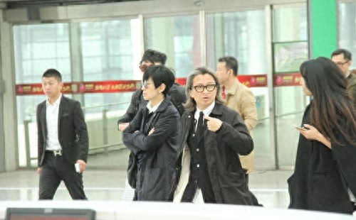 51岁的吴君如和54岁的老公陈可辛近照