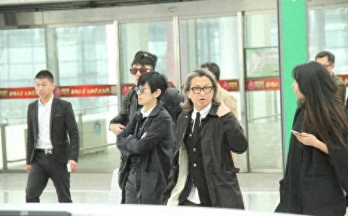 51岁的吴君如和54岁的老公陈可辛近照