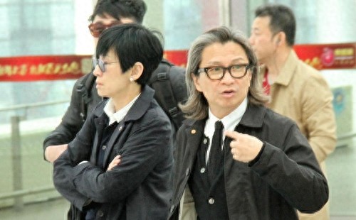 51岁的吴君如和54岁的老公陈可辛近照