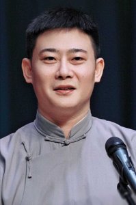 ​演员，栾云平，清华大学毕业生，学的是室内设计，投了简历，进了