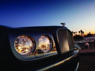 ​29年前的宾利雅致728，车漆依旧如新，车内还有一部诺基亚