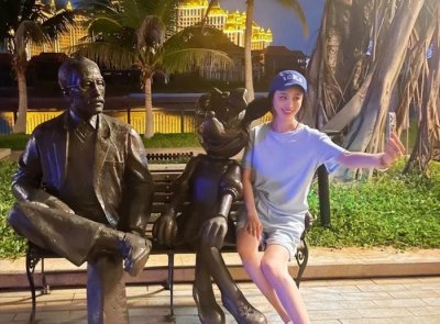 ​刘翔前妻葛天晒近照，背靠玫瑰花大长腿吸睛，引起网友热议