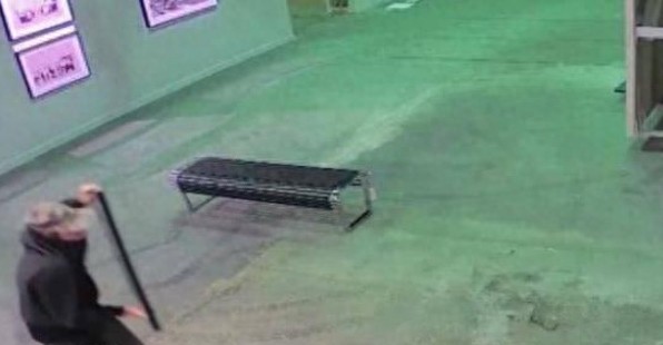 胆大小偷偷走价值29万元的名画，被监控清晰地拍摄了下来