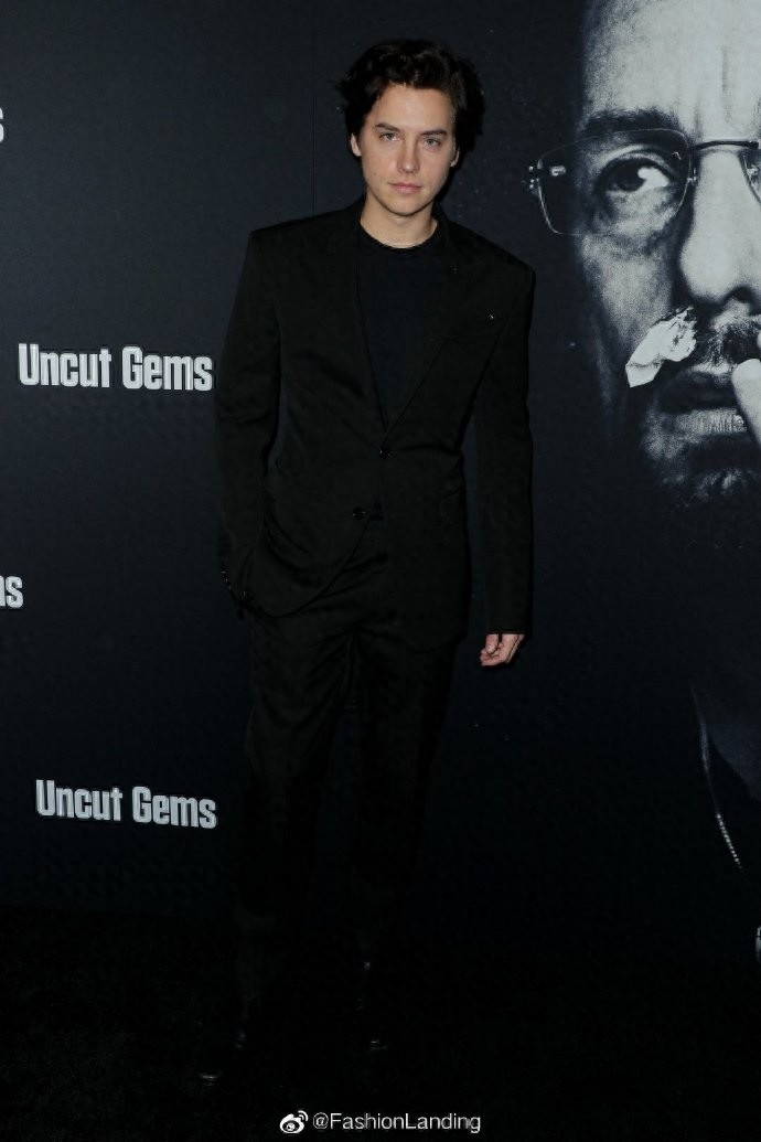 科尔·斯普罗斯和好友现身，一身黑西装帅气十足，粉丝：科尔胖了