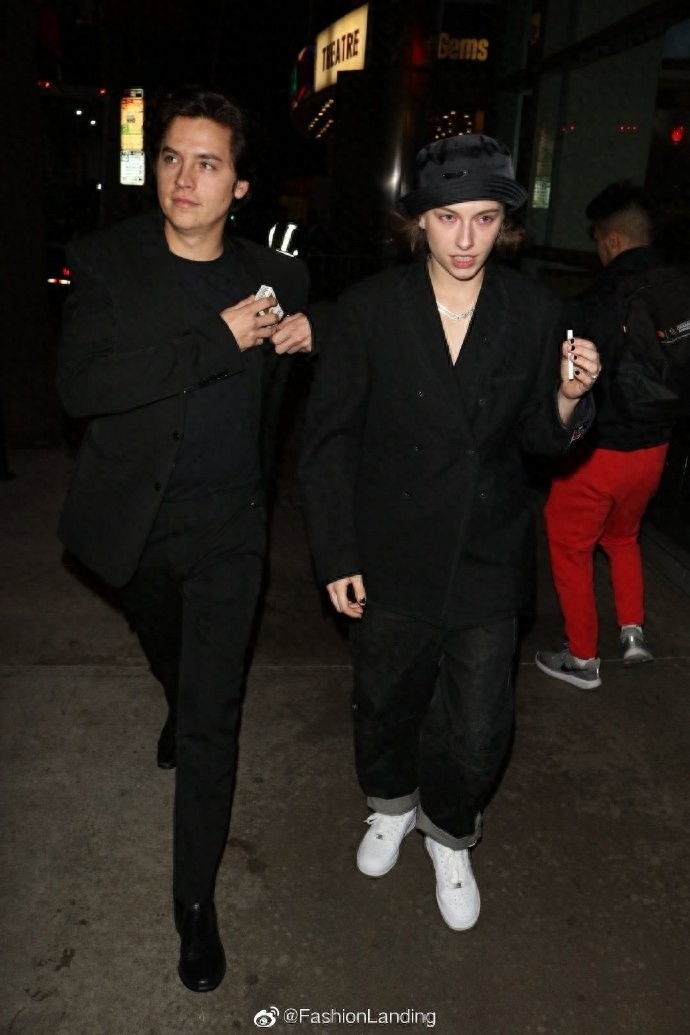 科尔·斯普罗斯和好友现身，一身黑西装帅气十足，粉丝：科尔胖了