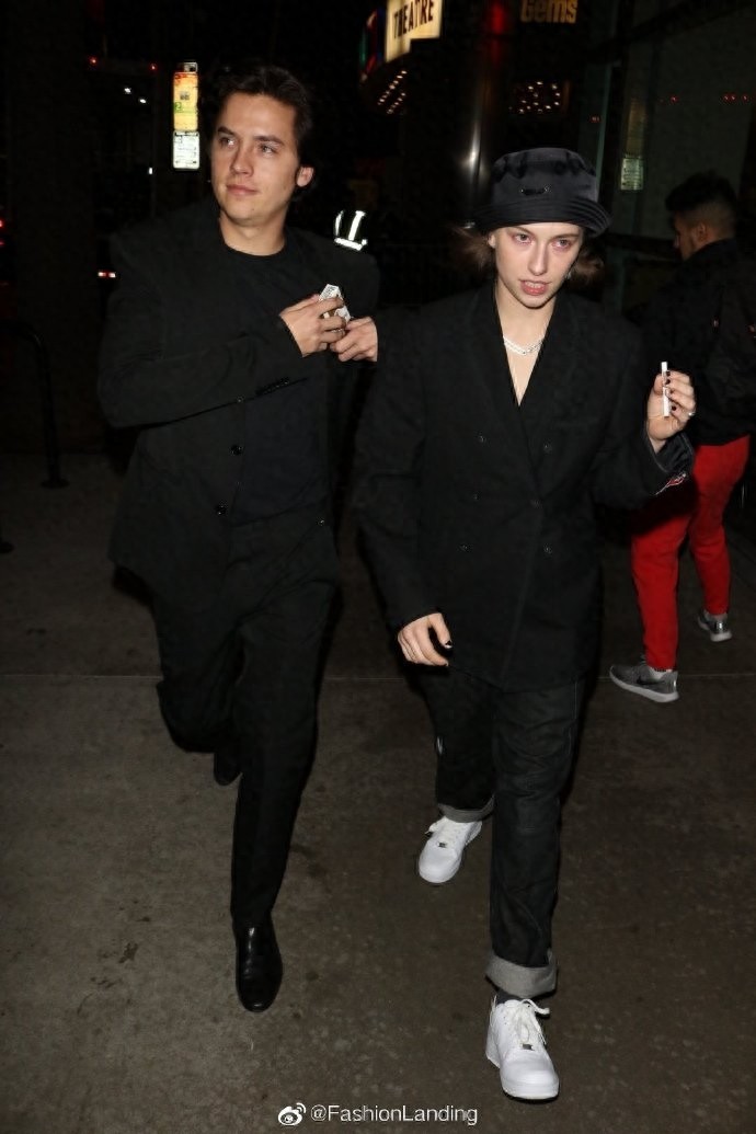 科尔·斯普罗斯和好友现身，一身黑西装帅气十足，粉丝：科尔胖了