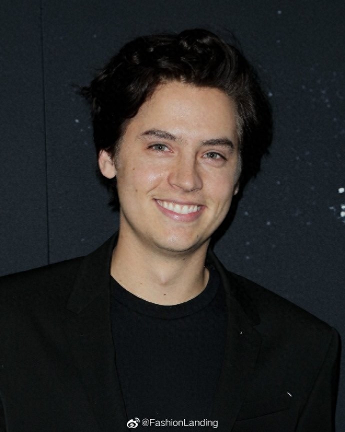 科尔·斯普罗斯和好友现身，一身黑西装帅气十足，粉丝：科尔胖了