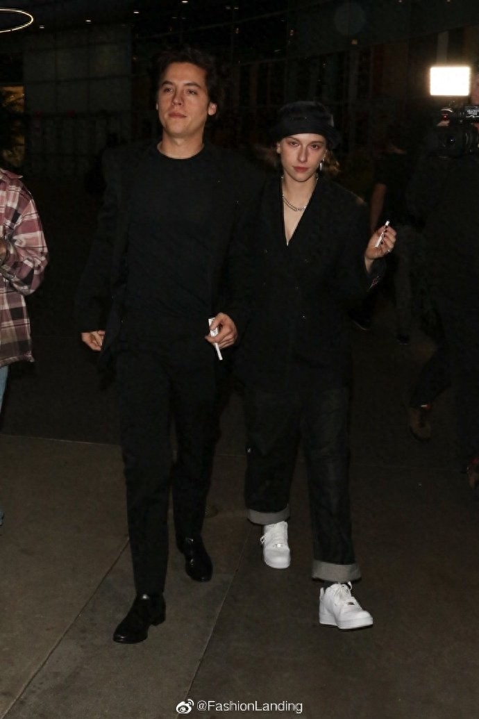 科尔·斯普罗斯和好友现身，一身黑西装帅气十足，粉丝：科尔胖了