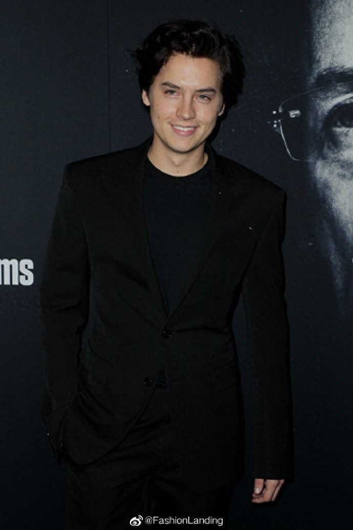 科尔·斯普罗斯和好友现身，一身黑西装帅气十足，粉丝：科尔胖了