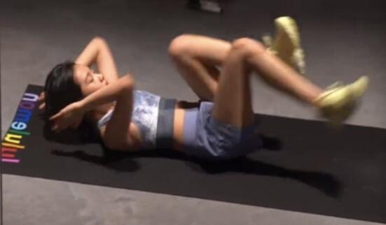 黄多多健身都做什么运动 练的肌肉线条很完美