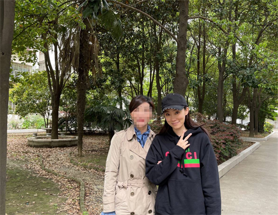 贾玲晒张小斐滑雪出丑照，遭小斐直呼太损！9年神仙闺蜜情惹人羡