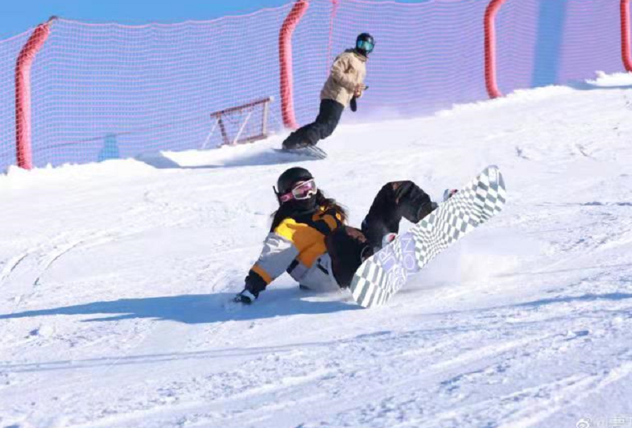 贾玲晒张小斐滑雪出丑照，遭小斐直呼太损！9年神仙闺蜜情惹人羡