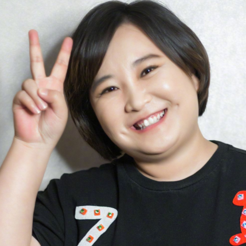 贾玲晒张小斐滑雪出丑照，遭小斐直呼太损！9年神仙闺蜜情惹人羡