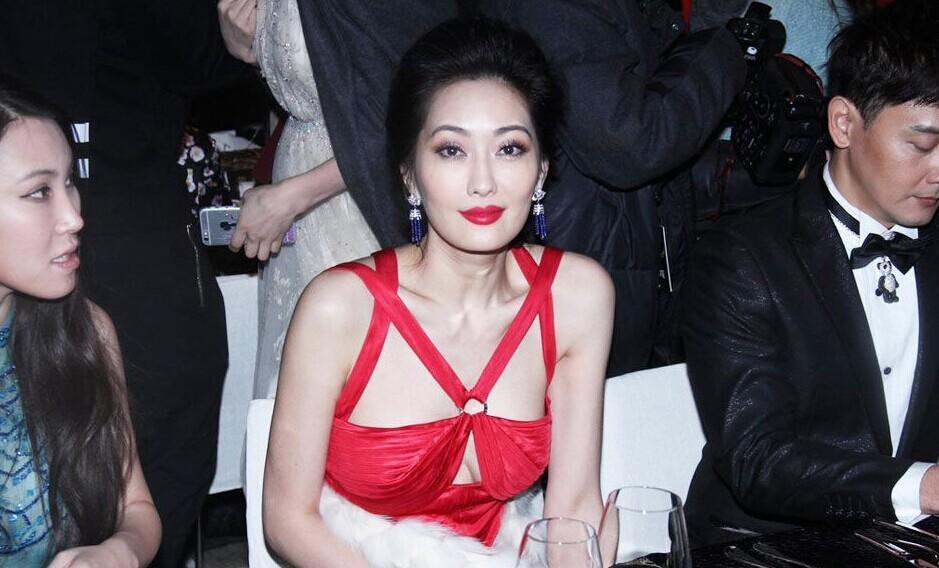 曾是《神雕侠侣》中的李莫愁，被前男友骗光财产，转身嫁十亿富豪