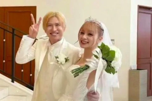 二次元小姐姐美依礼芽已婚 老公是吉他手神似张家辉