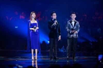 ​跨年最美主持人张纯烨，这腿太逆天