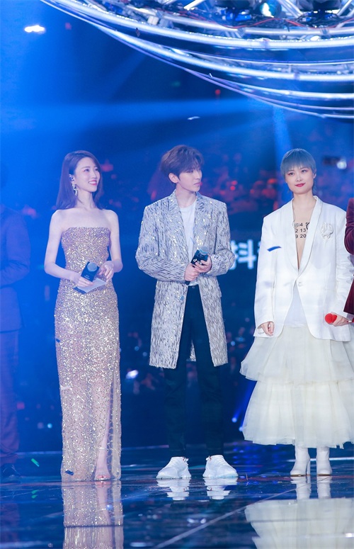 跨年最美主持人张纯烨，这腿太逆天