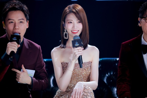 跨年最美主持人张纯烨，这腿太逆天