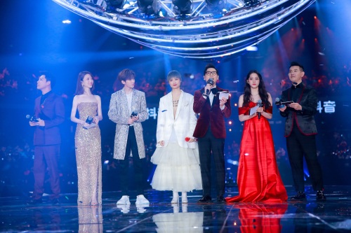 跨年最美主持人张纯烨，这腿太逆天