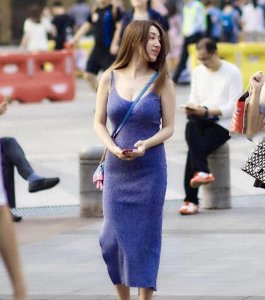 ​抖音“微胖女神”火了，蓝色紧身连衣裙，显得特别的女人味