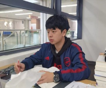 ​学霸情侣每天同去图书馆从不坐一起：不干扰对方，但为共同梦想一起努力