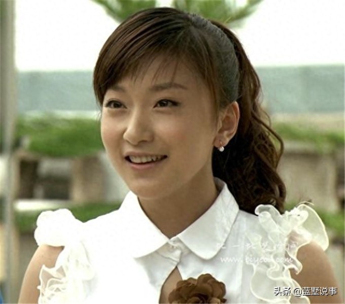 《乡村爱情》“李秋歌”金玫玫戏外照，依然是个听妈话的乖乖女