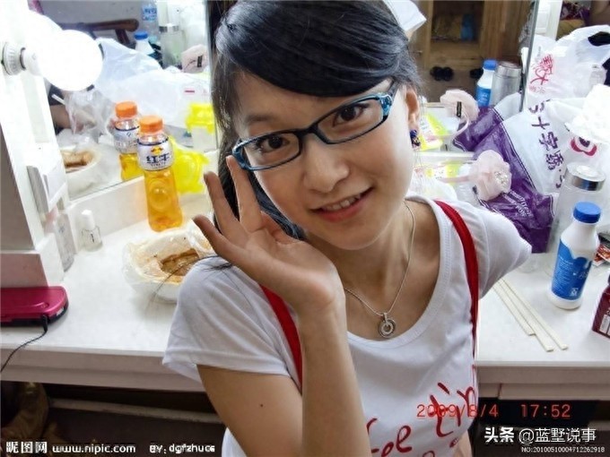 《乡村爱情》“李秋歌”金玫玫戏外照，依然是个听妈话的乖乖女