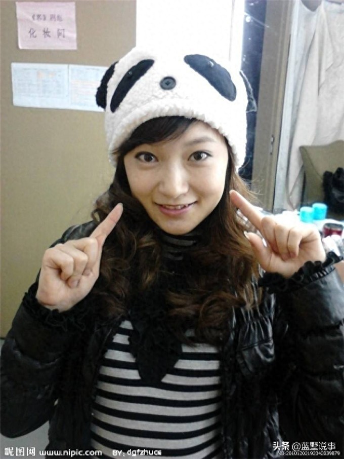 《乡村爱情》“李秋歌”金玫玫戏外照，依然是个听妈话的乖乖女