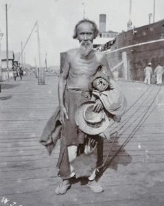 ​十张老照片直击晚清的穷人：往事不堪回首，图9父亲带着孩子乞讨