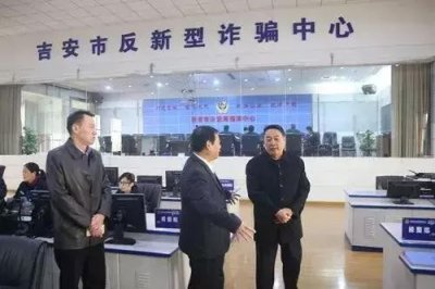 ​华小明在市公安局指挥中心调研时强调：指挥中心要成为公安工作的中枢做事做人