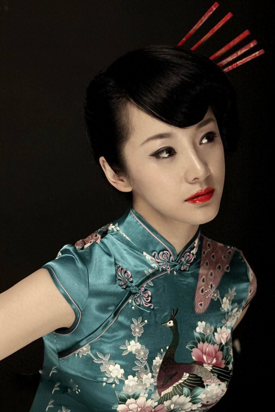 陶飞霏的一举一动都很有气质,体现着朝气蓬勃、健康清纯的气息