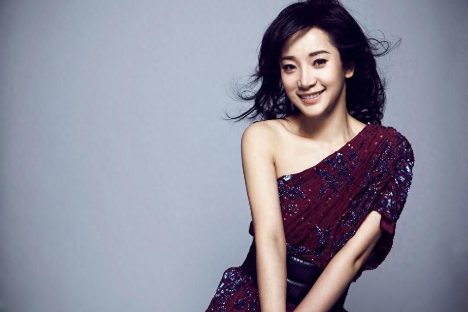 陶飞霏的一举一动都很有气质,体现着朝气蓬勃、健康清纯的气息