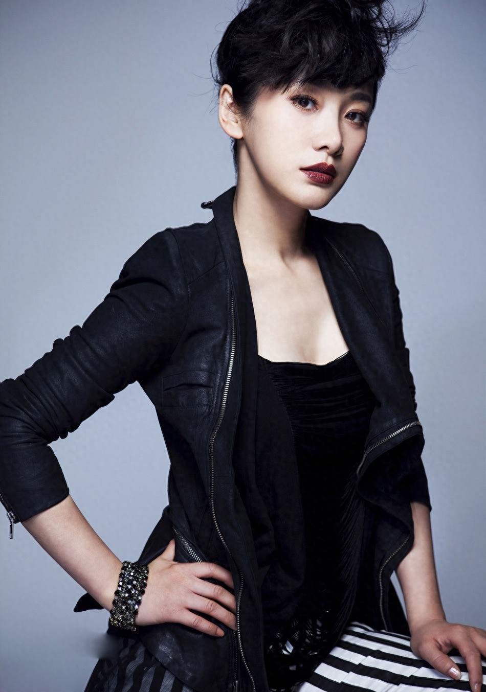 陶飞霏的一举一动都很有气质,体现着朝气蓬勃、健康清纯的气息