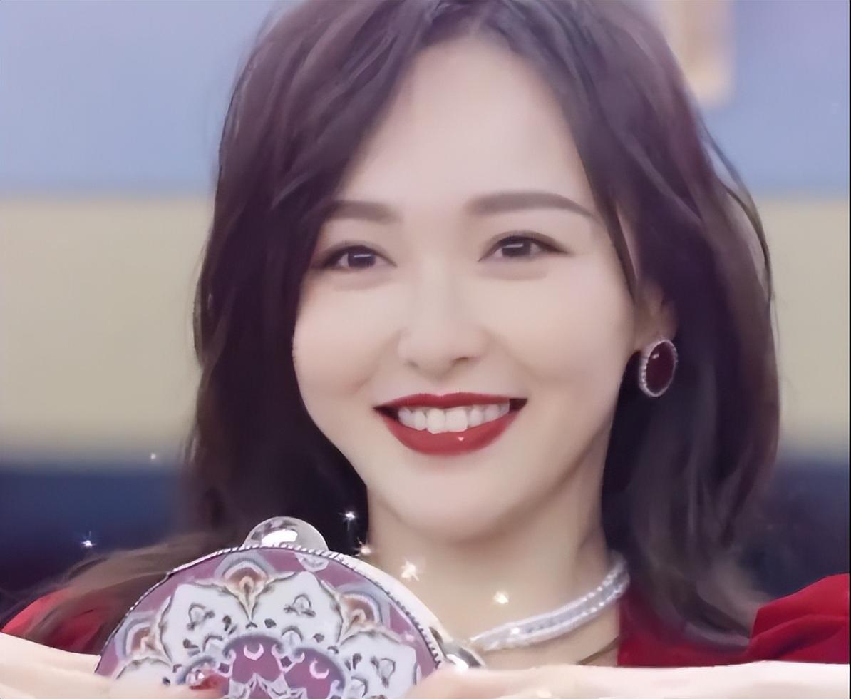 唐嫣生下女儿后，孩子全部是罗晋管！一早醒来就抱女儿能看一天