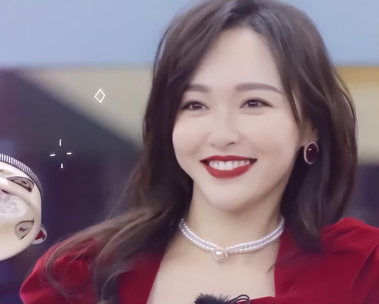 唐嫣生下女儿后，孩子全部是罗晋管！一早醒来就抱女儿能看一天