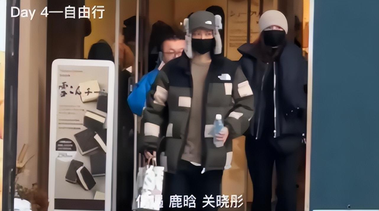 关晓彤鹿晗再合体,高调穿情侣装超般配,女方皮衣抢镜是鹿晗的