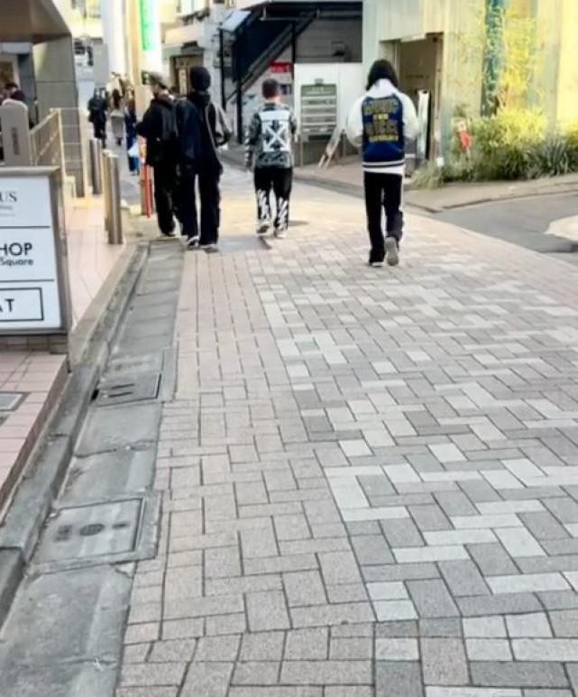 关晓彤鹿晗再合体,高调穿情侣装超般配,女方皮衣抢镜是鹿晗的