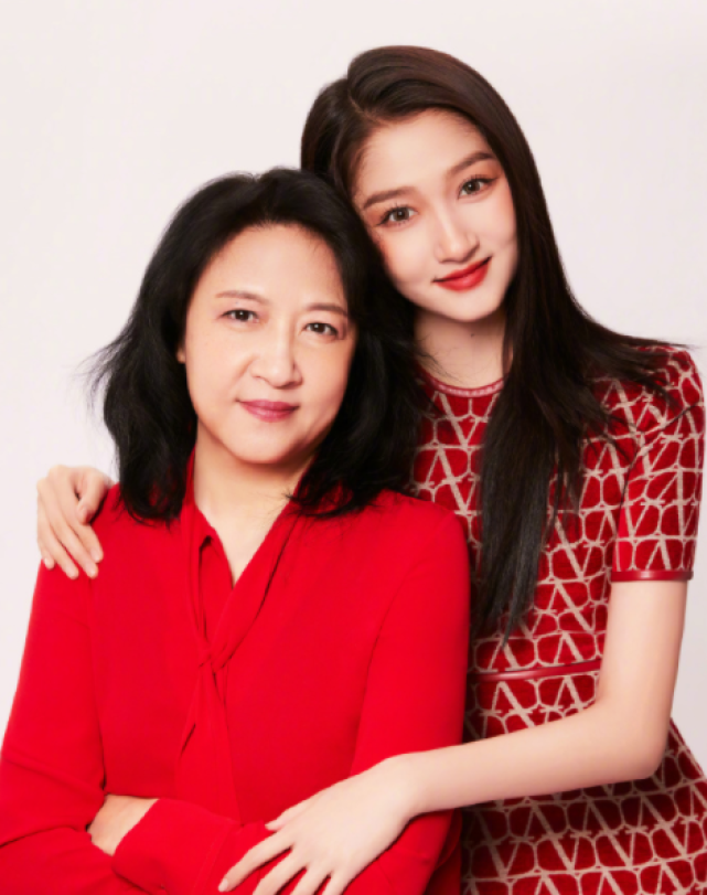 关晓彤鹿晗再合体,高调穿情侣装超般配,女方皮衣抢镜是鹿晗的