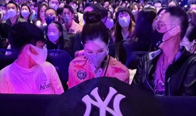 ​刘銮雄揭露李嘉欣旧事(刘銮雄揭露了李嘉欣的往事，引起了媒体的轰动)