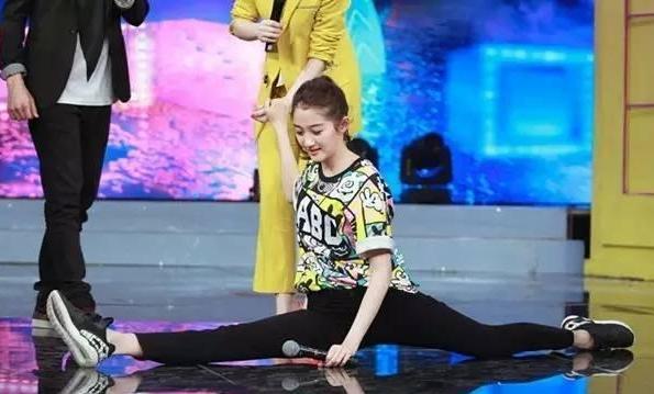 金晨之前还在真人秀上面大展她的柔韧度,把自己的腿放在棍子上面,我就想问一句:还有谁?