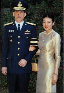 ​泰国国王的第三任妻子西拉米，也曾是位暖心继母，与小公主好亲密