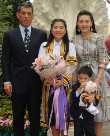 泰国国王的第三任妻子西拉米，也曾是位暖心继母，与小公主好亲密