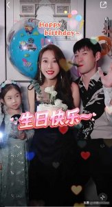 ​严屹宽老婆杜若溪在社交平台晒一家三口庆生视频，39岁的她身穿
